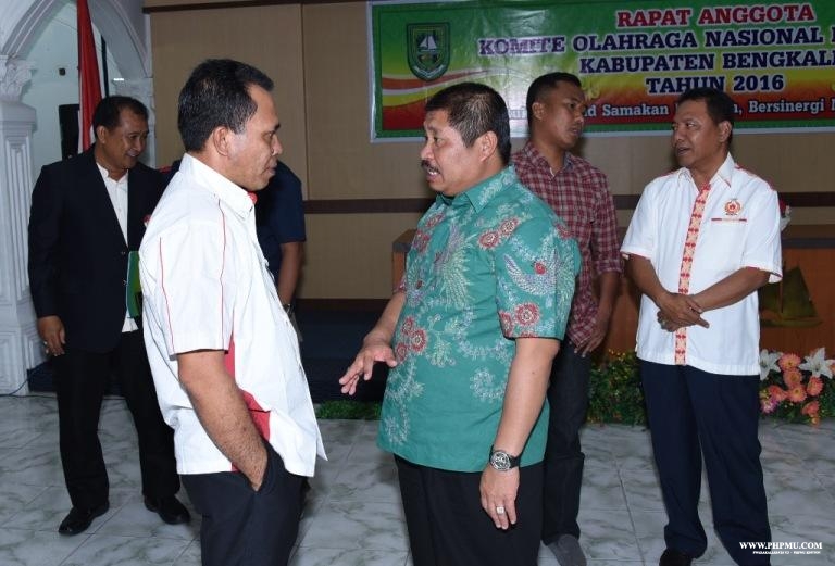 Bupati Bengkalis Amril Mukminin berbincang dengan ketua KONI Bengkalis Syaukani